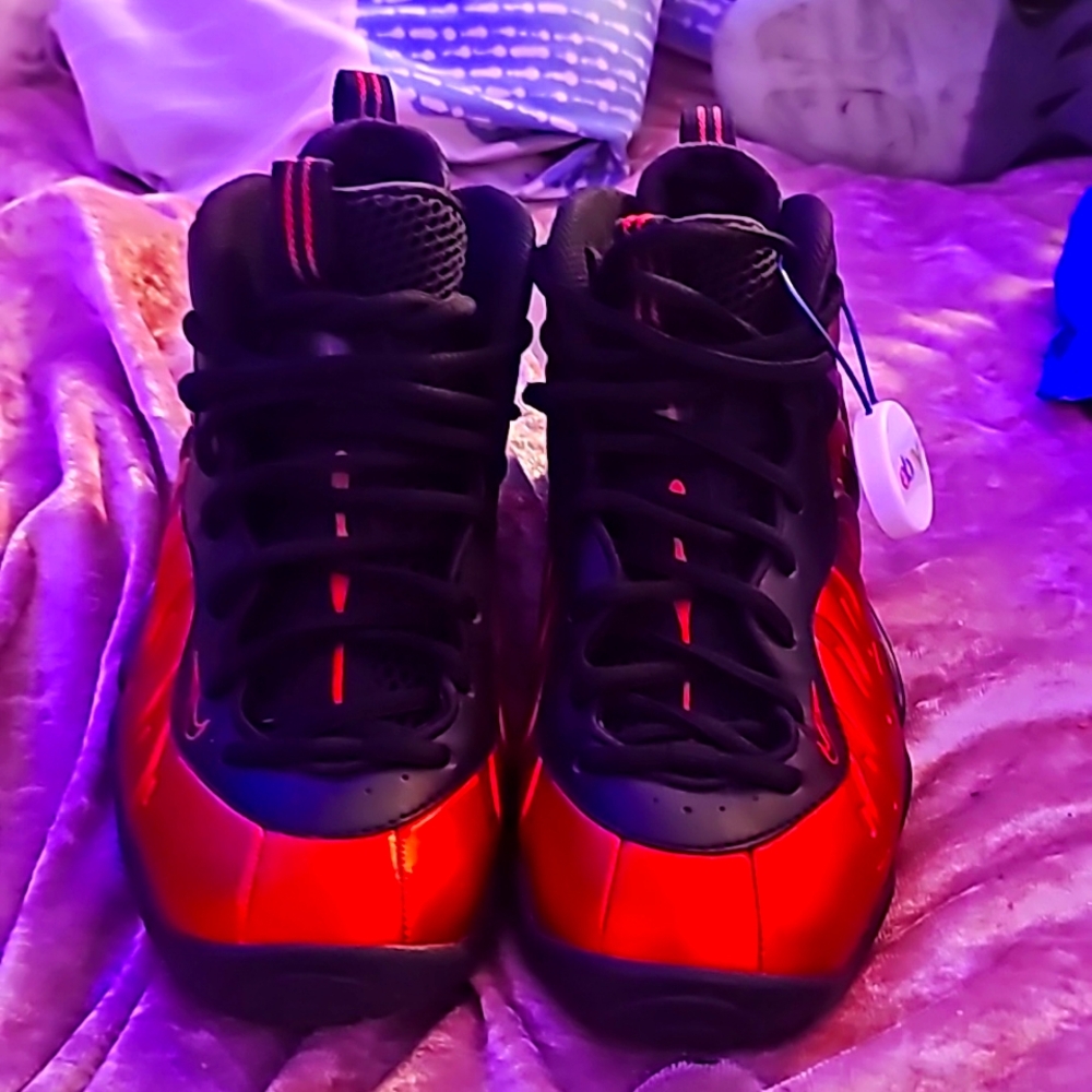 Red metallic foamposite size 4.5y